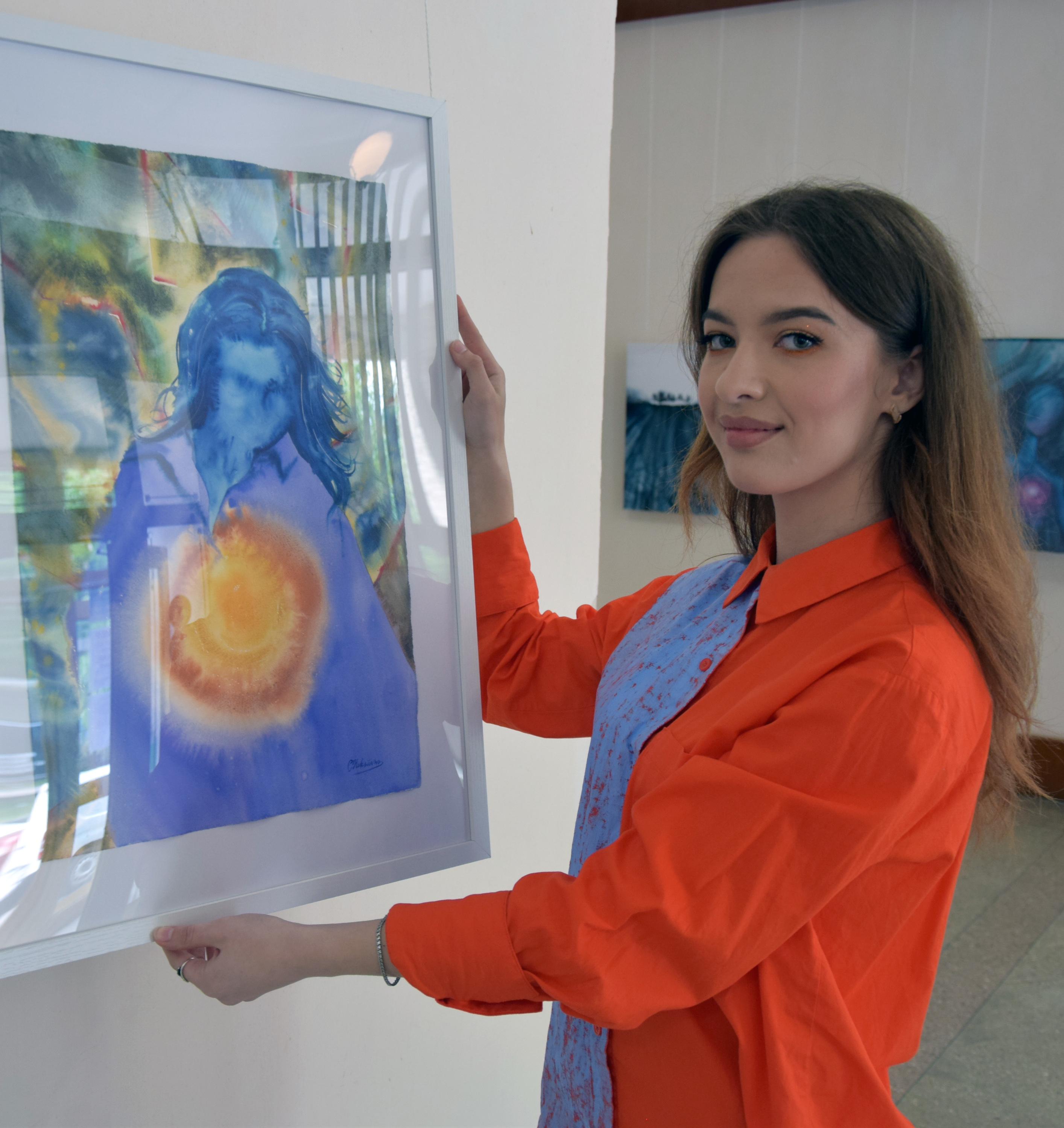 Організаторка, кураторка та учасниця виставки Олена Колєснік ознайомлює із власною картиною «Крах фальші». Фото автора